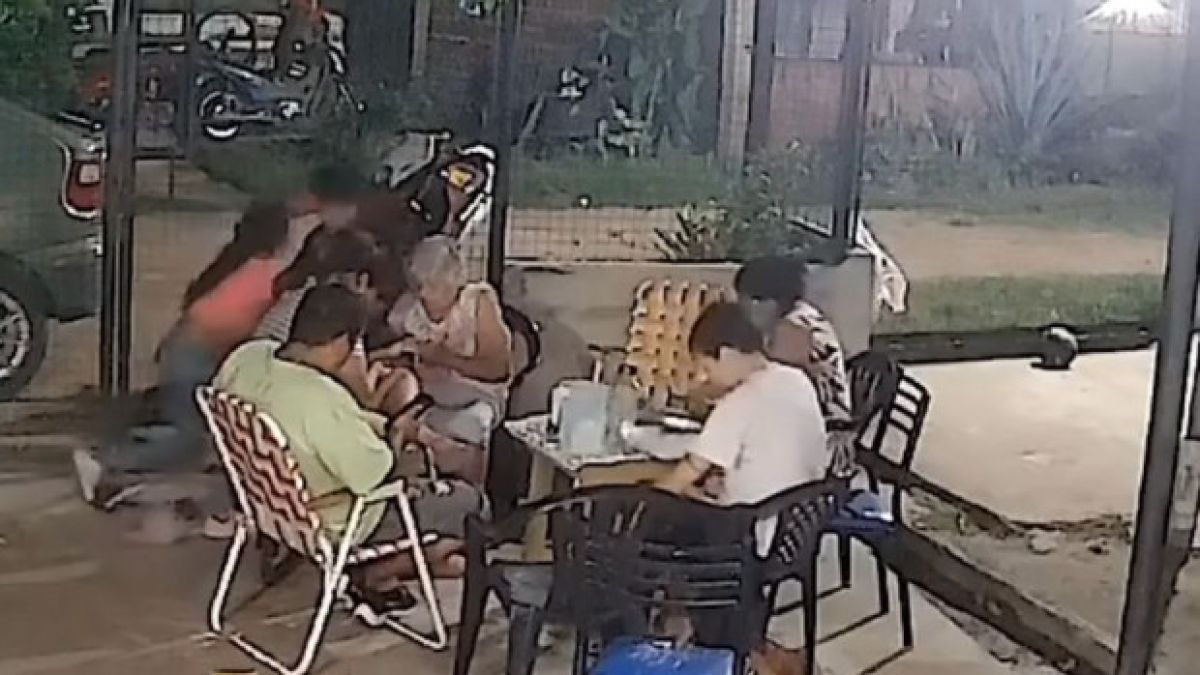 Страховито ВИДЕО: Мълнии падат на метри от цяло семейство, а то... 