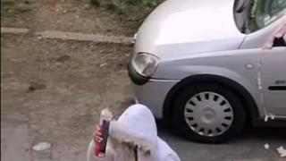 Пълен шок! Мъж улови на видео как софиянка запечата колата му с пяна, а минути по-късно го заплаши с убийство СНИМКИ