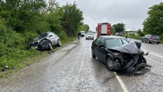 Мазало край Враца: кола се завъртя, навлезе в насрещното и... СНИМКИ