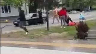  Брутално ВИДЕО в БЛИЦ! Две враждуващи фамилии се клаха в Скравена
