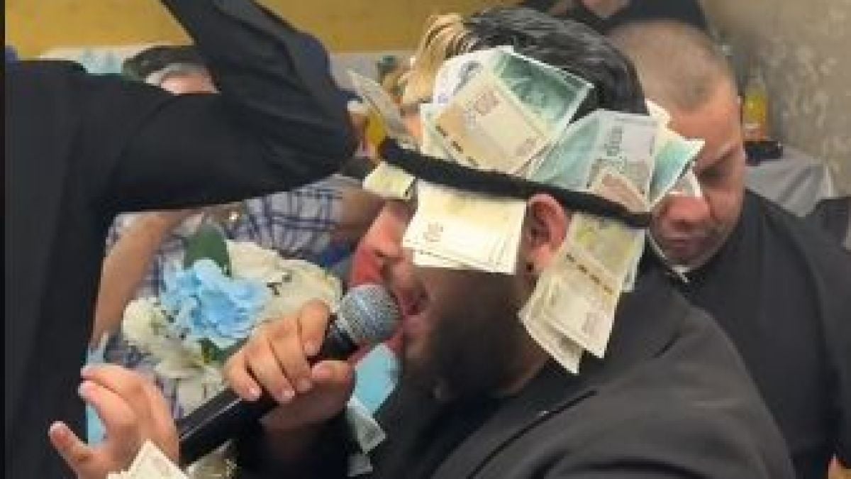 Яко пачки по стотачки и петдесетачки! Отрупаха с пари роден певец ВИДЕО
