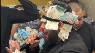 Яко пачки по стотачки и петдесетачки! Отрупаха с пари роден певец ВИДЕО