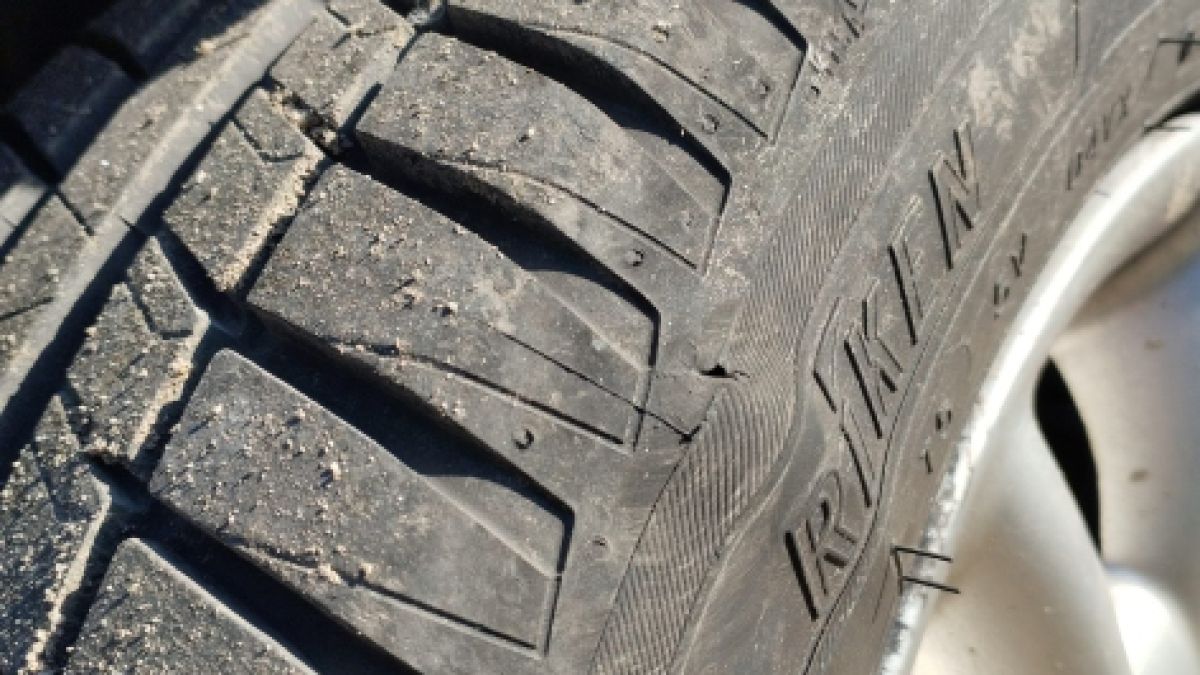 Дупка видя, че шофьор се радва на новите си гуми и му ги налапа СНИМКИ