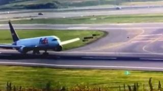 Самолет с бясна каскада на летището в Истанбул ВИДЕО