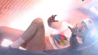 Скандално дъно: Той пя по топки и гол гъз на сцената на "Евровизия" ВИДЕО 18+