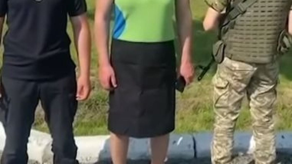 Daily mail показа скандално ВИДЕО: Украинец с фалшив бюст и перука бяга от мобилизацията