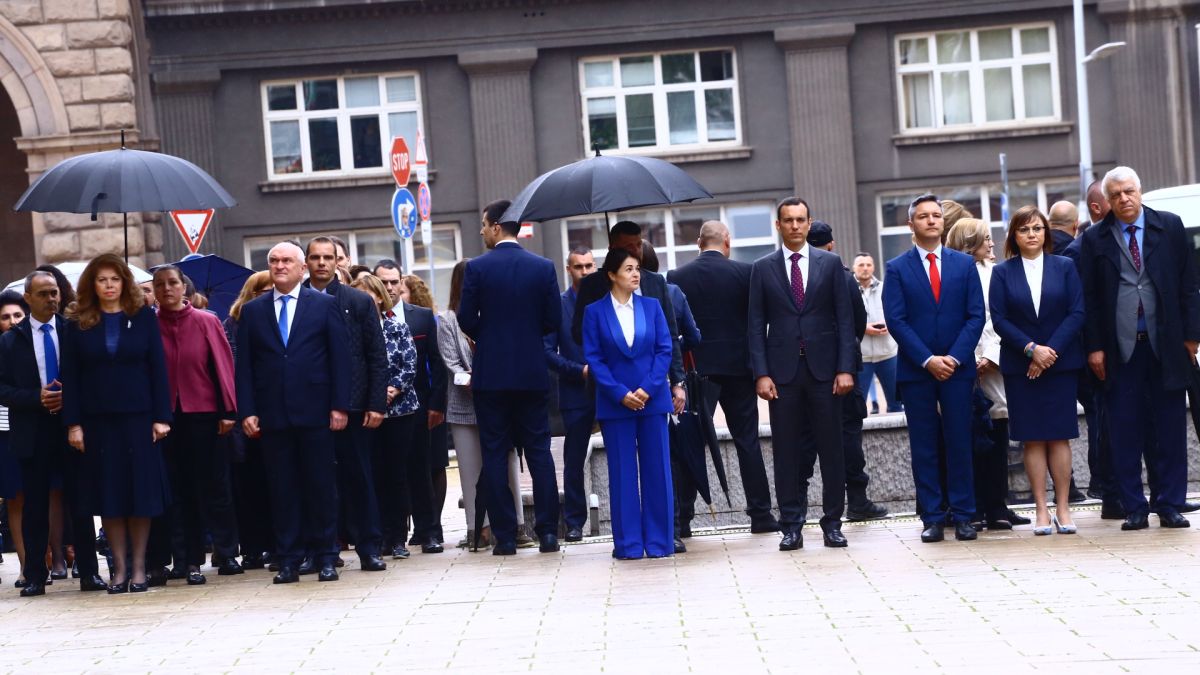 Нинова: Честит Ден на победата и Ден на Европа! Искаме мир