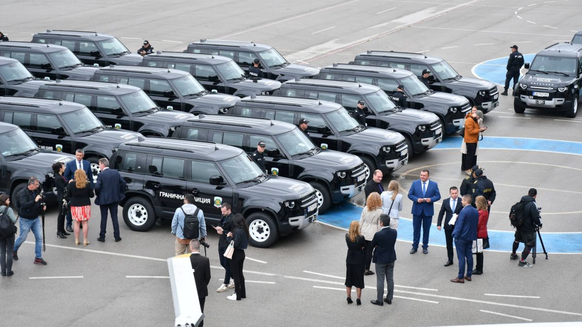 Мото-Пфое доставя 160 автомобила Defender за опазване на българските и европейски граници СНИМКИ