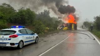 Огнен ад затвори ключов път, издирват под дърво и камък шофьор