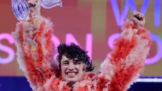 Палав рапър в розово рокле поквари Евровизия, изпрати ни послание ВИДЕО