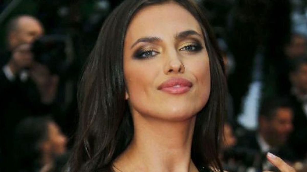 Ирина Шейк взриви мрежата с чисто гола гърда и... СНИМКА 18+