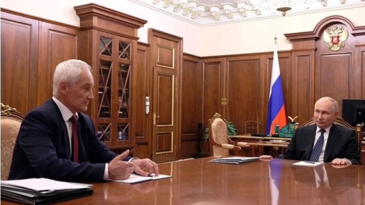 Песков с извънреден брифинг заради рокадата на министъра на отбраната