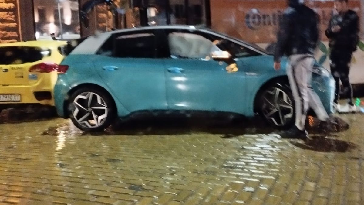 Верижна катастрофа с такси и автобус под прозорците на Радев СНИМКА