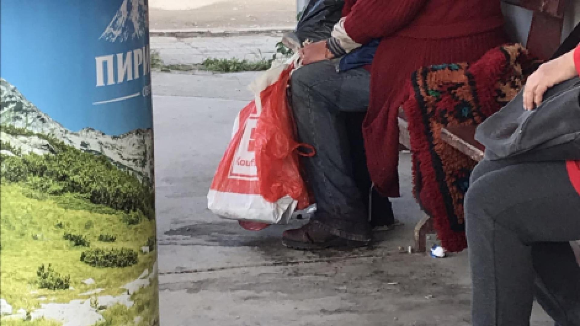 Познавате ли я? Тази жена стои от дни сама на спирка СНИМКА