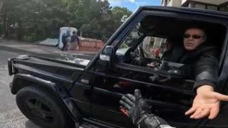 Високо напрежение: Моторист и батка с G-класа аха да се хванат за гушите ВИДЕО 