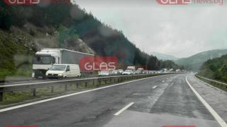 Адът на АМ "Тракия" се разраства, шофьорите са накрая на силите си 