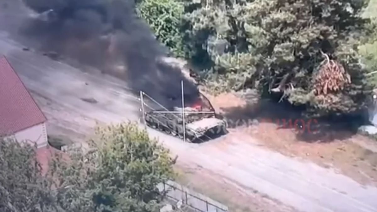 ВСУ показаха как дрон камикадзе поразява руски танк във Волчанск ВИДЕО