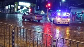 Извънредно! Осъдeният на доживотен затвор полицай се барикадира в дома си