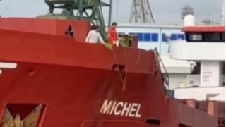 След извънредната ситуация в Черно море с потънал кораб, другият стигна Варна в този вид ВИДЕО
