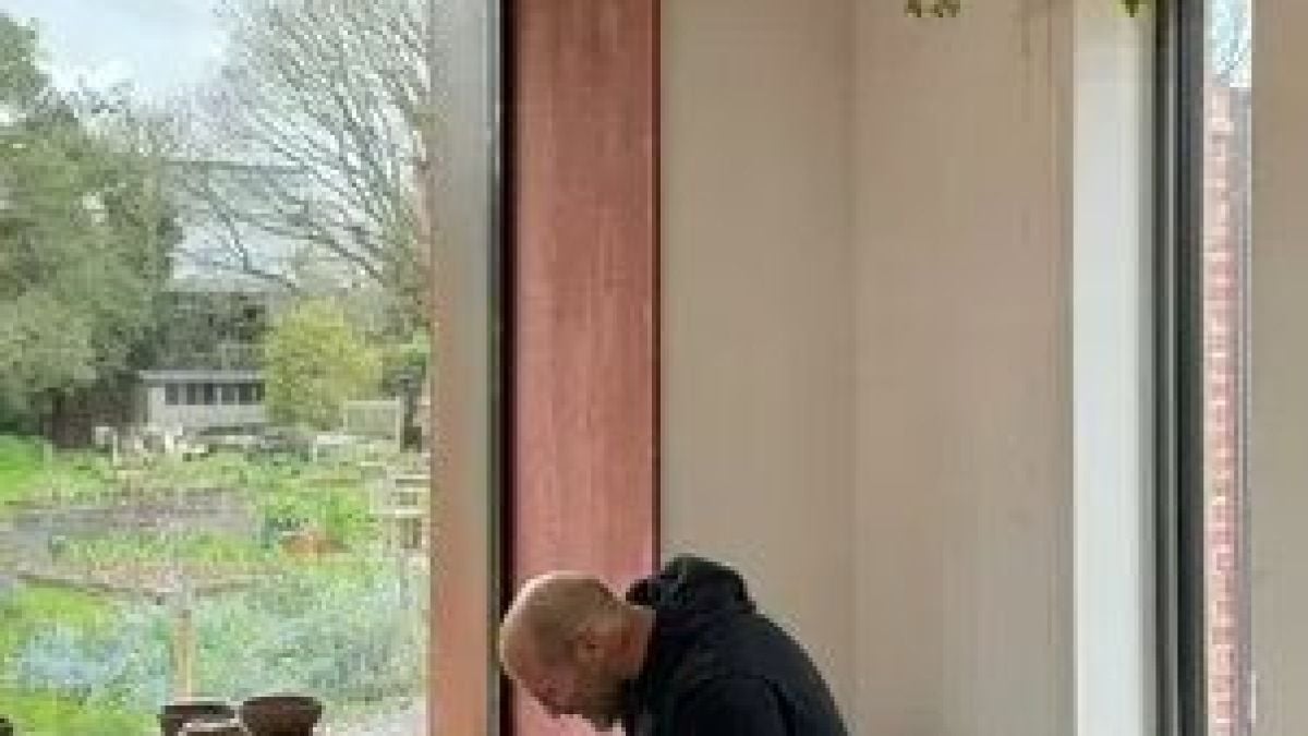 Цял свят е луд по този холивудски секс символ, а той прави грънци СНИМКИ