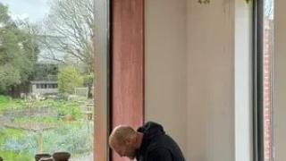 Цял свят е луд по този холивудски секс символ, а той прави грънци СНИМКИ