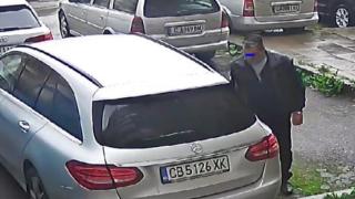 Този мъж се разхожда в "Люлин" и пука гумите на колите наред ВИДЕО