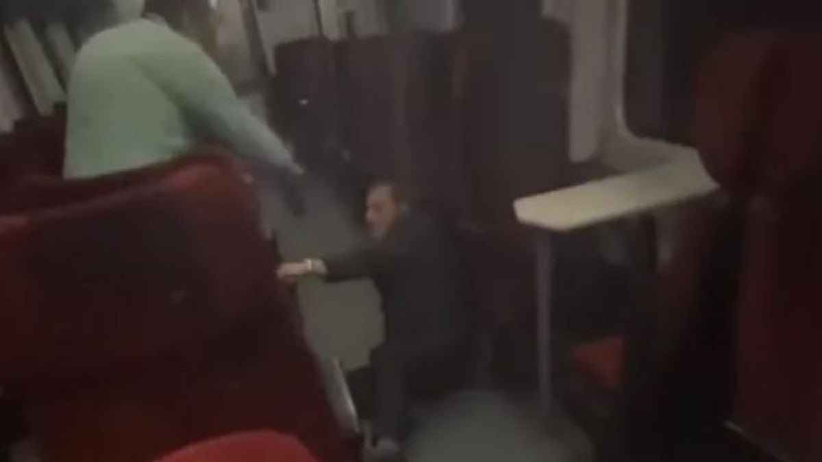 БРУТАЛНО ВИДЕО 18+: Кондуктор направи забележка на пътник в бързия влак за Курило, последва нещо страшно 