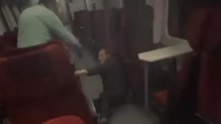 БРУТАЛНО ВИДЕО 18+: Кондуктор направи забележка на пътник в бързия влак за Курило, последва нещо страшно 