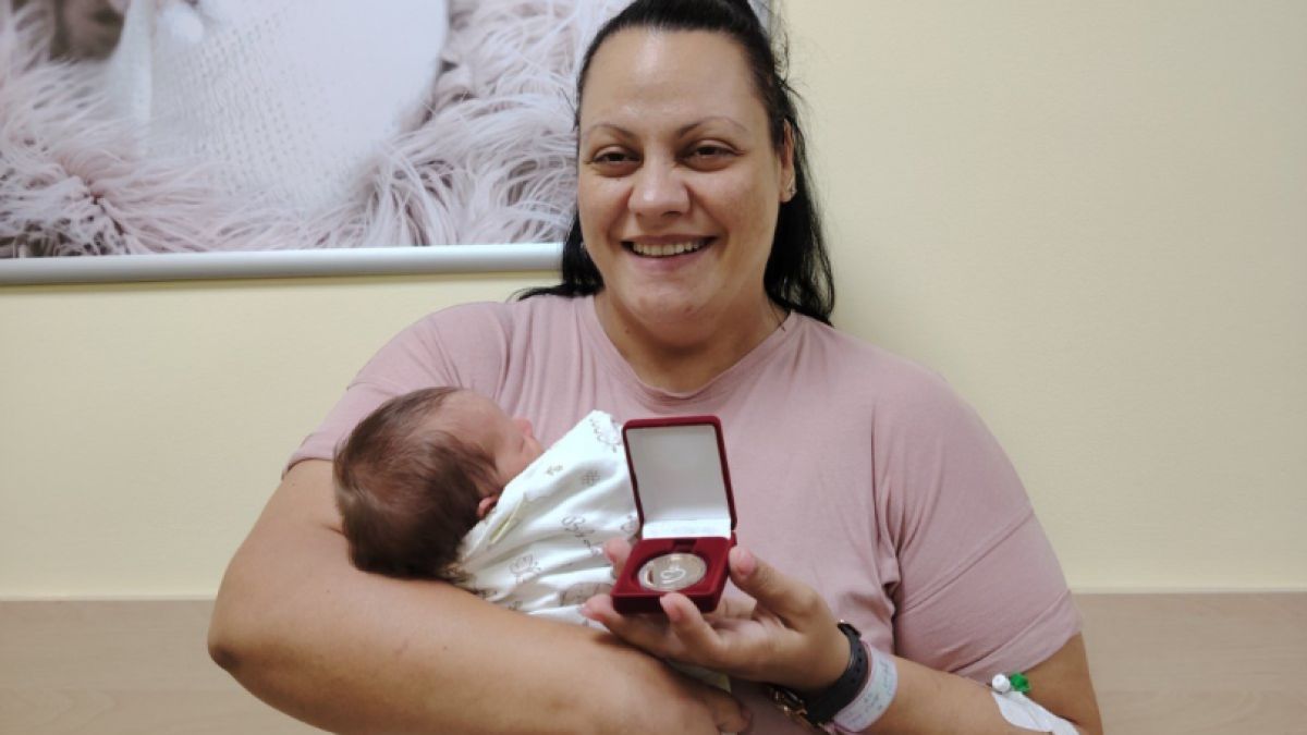 Спасена от лекарите в „Пълмед" родилка прегърна първа рожба 