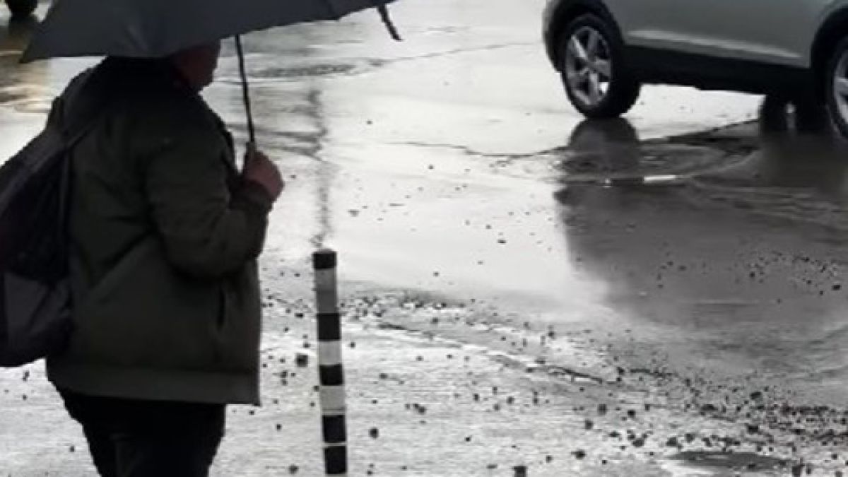 В сърцето на София е като на война - пешеходци се кръстят, летят отломки ВИДЕО
