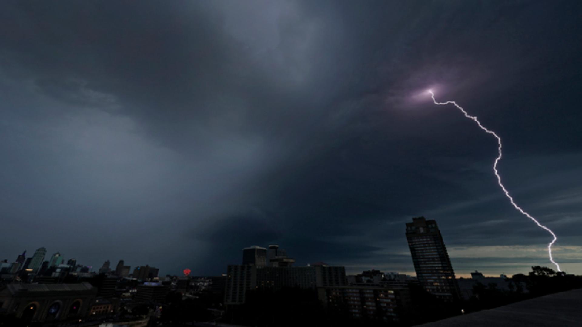 10 души са ударени от мълния в Дрезден, лекарите се боят за живота на...