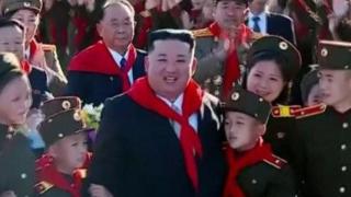 Южна Корея иска да забрани достъпа до песен, възхваляваща Ким Чен Ун ВИДЕО