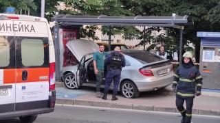 Кървав ужас във Варна: Дрифтаджия с Мерцедес премаза четирима души на спирка ВИДЕО 