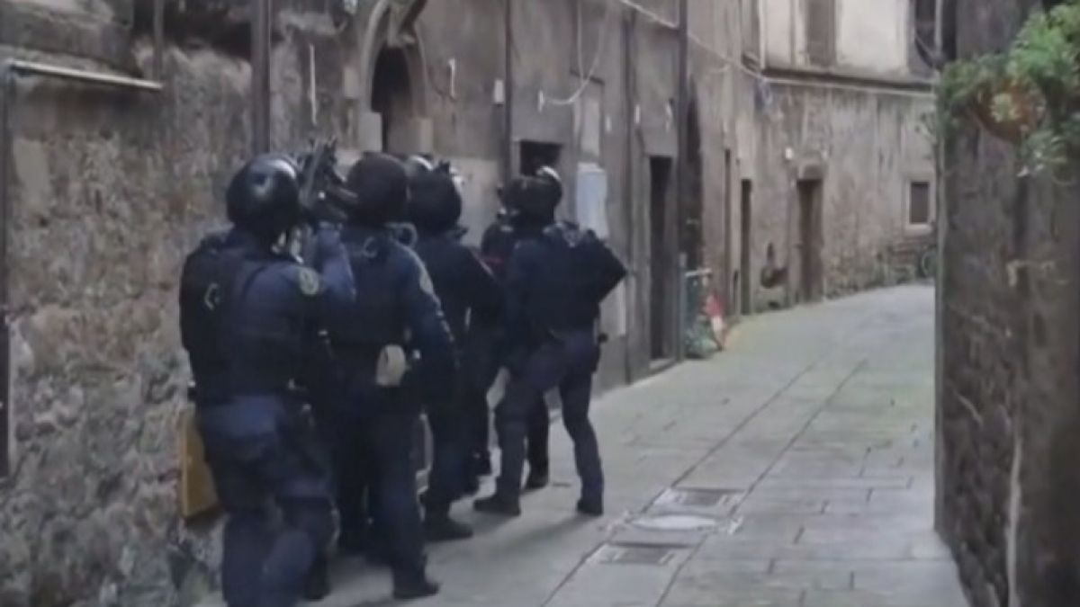Операция в Италия: Разбиха турска групировка, подготвяла терористични нападения СНИМКИ