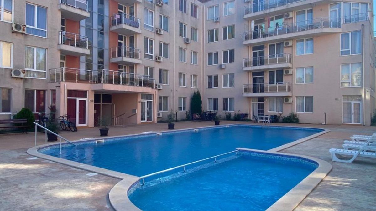 Тарикат пълни басейна на хотел в Слънчев бряг с маркуч, а водата...