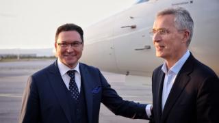 Столтенберг вече е в България, ето кой го посрещна СНИМКИ