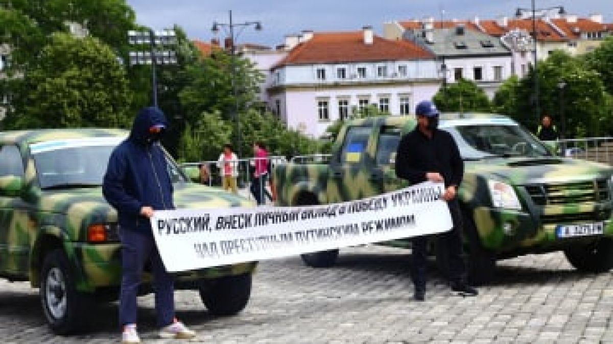 Руснаци купиха военни коли за сънародници, биещи се срещу Русия СНИМКИ