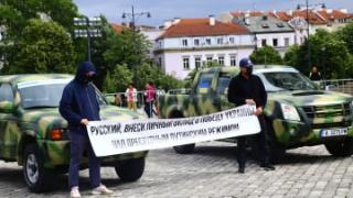 Руснаци купиха военни коли за сънародници, биещи се срещу Русия СНИМКИ