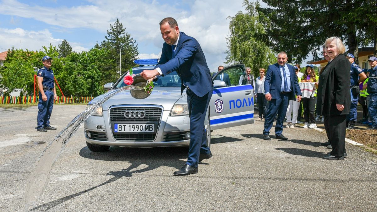 Шефът на МВР се метна на патрулката и... СНИМКИ 