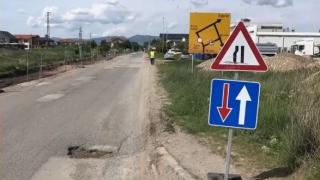 Тотален абсурд: Шофьор разцепи гумата си в дълбока дупка и отнесе два фиша ВИДЕО