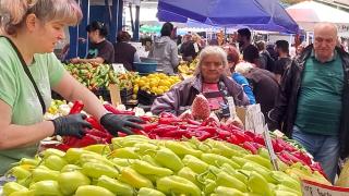Столични окупираха Женския пазар, грабят за без пари...