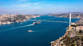 Затвориха Босфора - издирват брат и сестра, паднали в морето