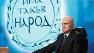 Министър на Слави развъртя секирата, взе първа глава 