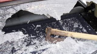 Наш мачо хвана брадвата, плаши любимата и скочи на полицаите