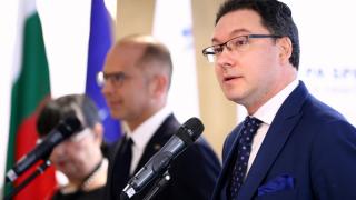 Министър Митов с официална информация за безобразното нахлуване на Доган в Сараите