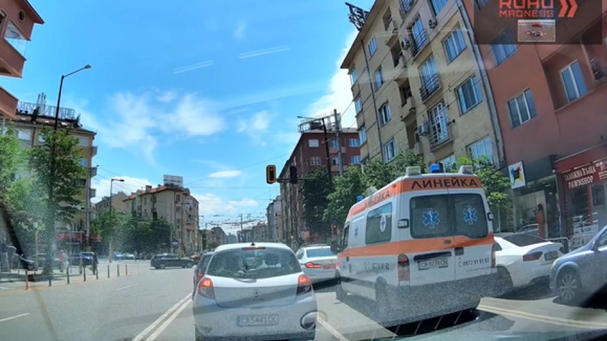 Дипломатически автомобил с грозна изцепка в центъра на София ВИДЕО