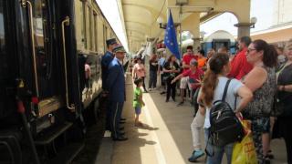 На гарата в Русе почерня от народ, легендарен трен спря на перона ВИДЕО 