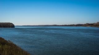 Труп и мистериозни мазни петна наплашиха хората по Дунав, взимат се спешни мерки