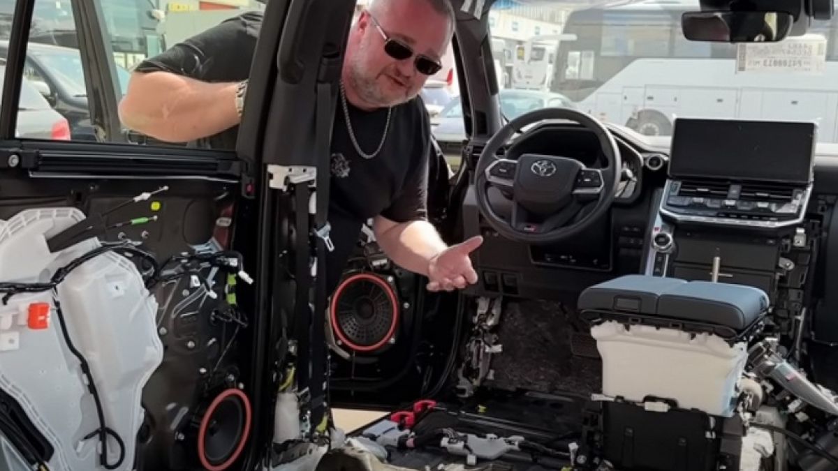 Блогър показа от какво е направен Land Cruiser 300 и назова недостатъците му ВИДЕО