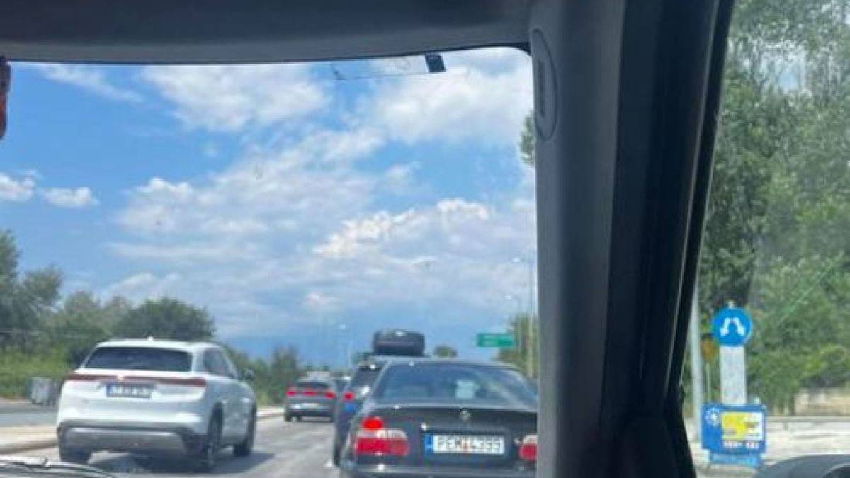 Българинът показа червен картон на политиците, метна се на колата и... СНИМКИ 